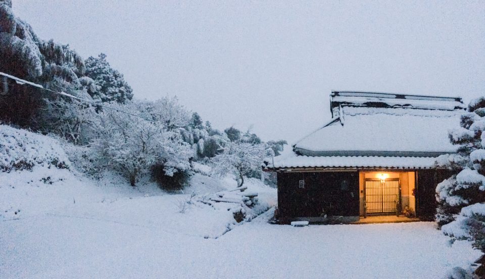 雪景色と古民家 | 移住立国あやべ